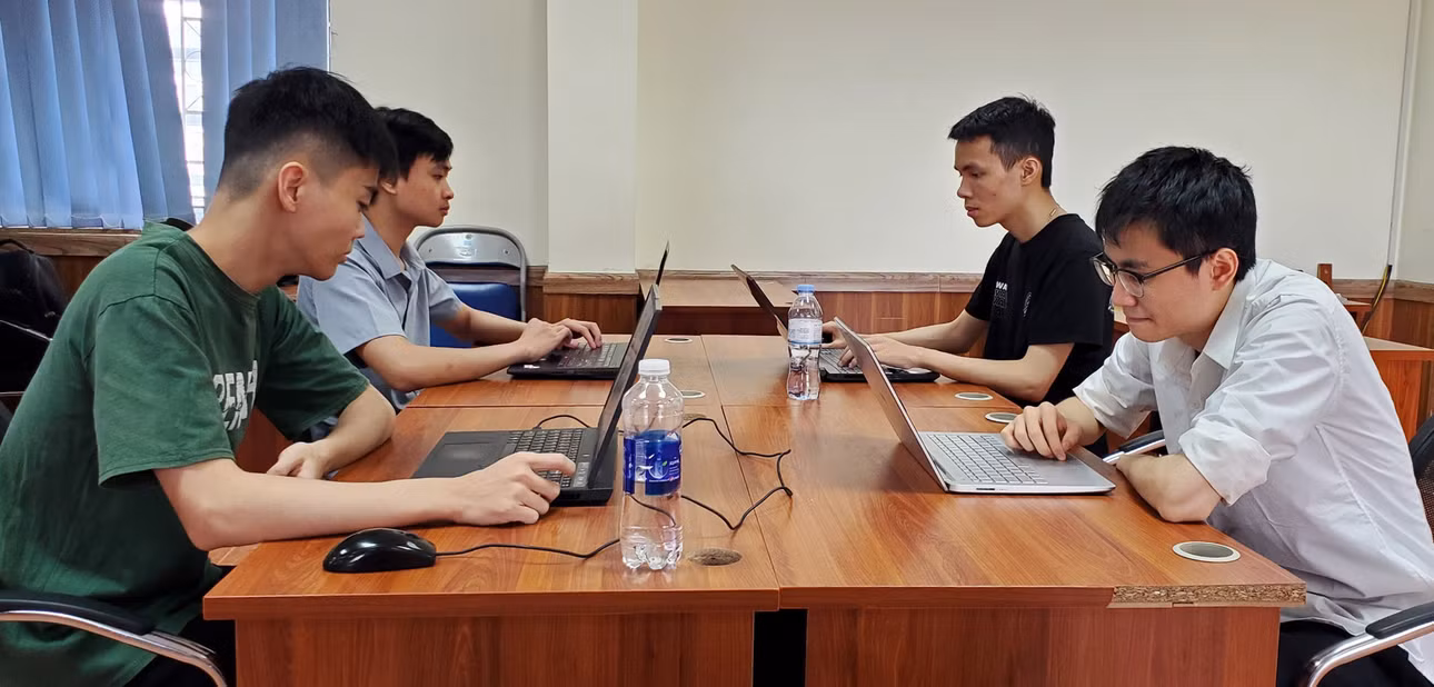 Các thành viên đội 0range của Học viện Kỹ thuật Mật mã vừa đạt được vị trí dẫn đầu bảng 'Cơ bản' cuộc thi an toàn thông tin ‘HackTheon Sejong’. Ảnh: Minh Tuấn