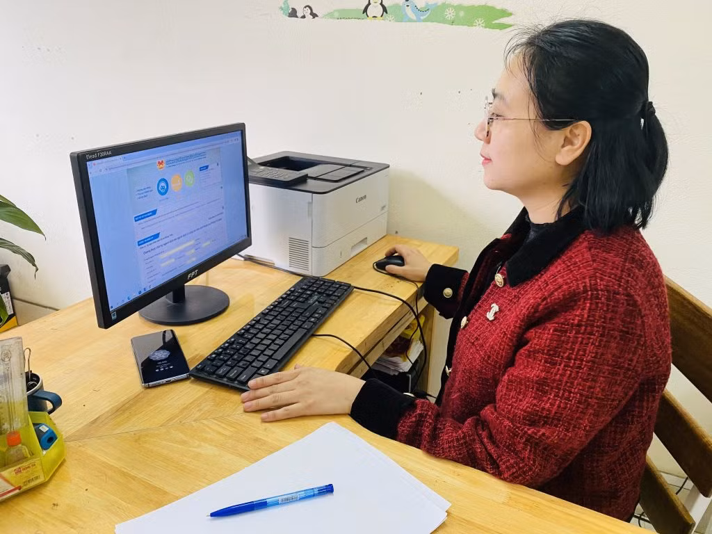 Người dân nộp hồ sơ TTHC trực tuyến. Ảnh: Ngọc Trâm