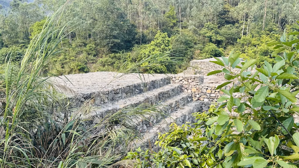 Công trình kè chắn đất đá suối Non Đông - Bình Minh, thuộc ranh giới quản lý của Công ty Than Mạo Khê - TKV.