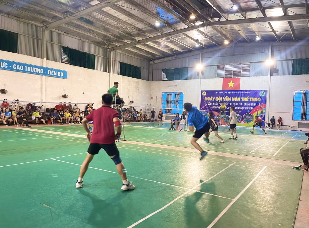 Các vận động viên thi đấu nhiệt tình, quyết liệt môn cầu lông tại Nhà thi đấu thể thao của huyện Hải Hà.