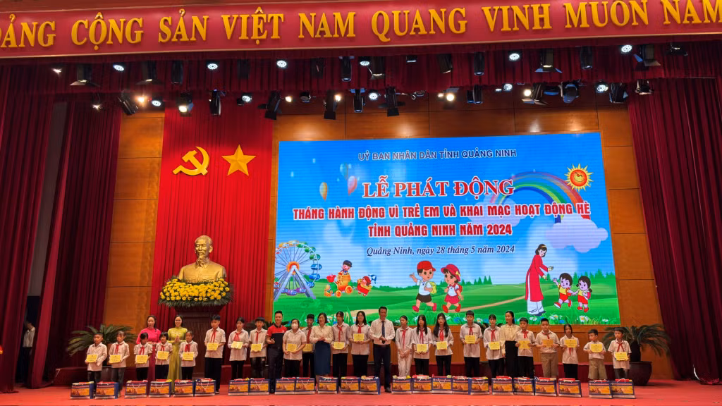 Công ty TNHH Bảo hiểm nhân thọ Dai-ichi Việt Nam tặng 100 suất học bổng cho trẻ em có hoàn cảnh khó khăn vượt khó trong học tập trong Lễ phát động Tháng hành động vì trẻ em 2024.
