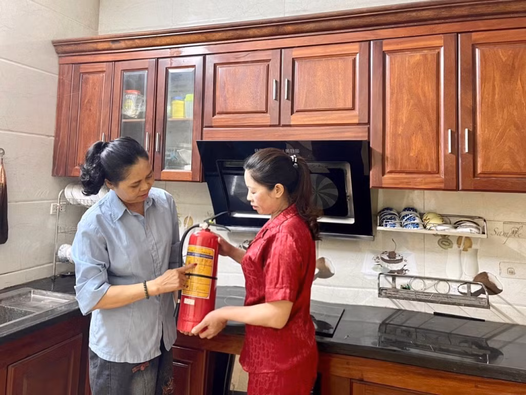 Chi hội Phụ nữ khu phố 5 (phường Hải Yên, TP Móng Cái) hướng dẫn hội viên sử dụng bình chữa cháy.
