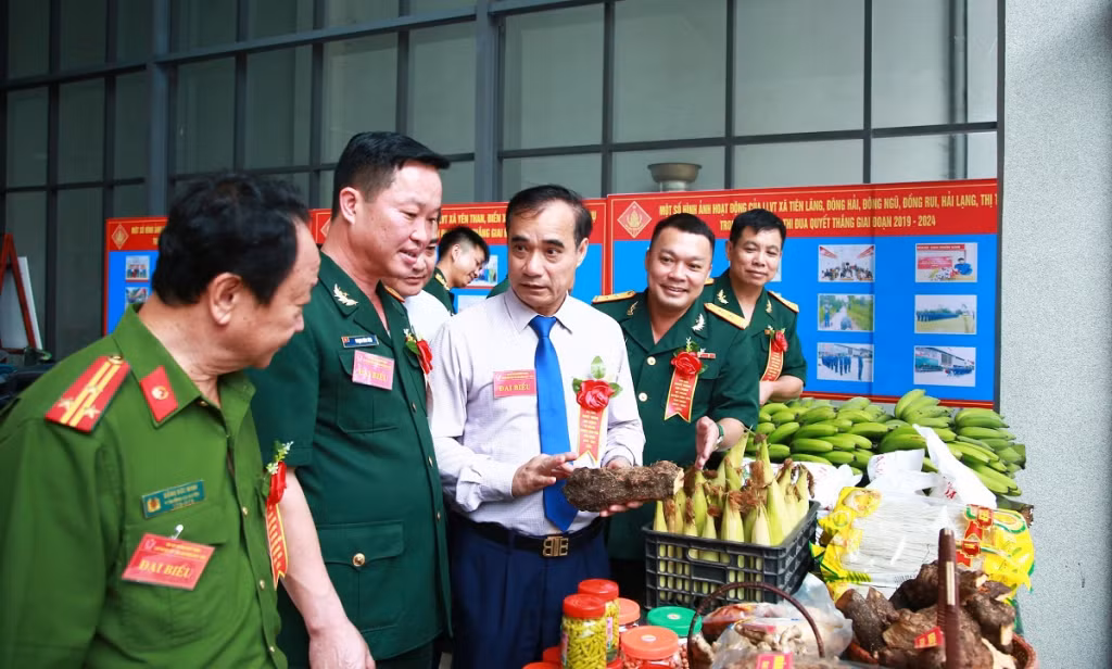 Các đại biểu tham quan gian hàng trưng bày sản phẩm OCOP địa phương