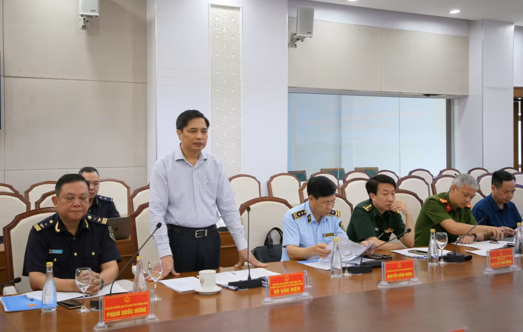 Đồng chí Vũ Văn Diện, Phó Chủ tịch Thường trực UBND, Trưởng BCĐ 389 tỉnh Quảng Ninh thông tin tới đoàn công tác tỉnh Bình Phước về công tác đấu tranh phòng, chống buôn lậu, gian lận thương mại và hàng giả của Quảng Ninh.