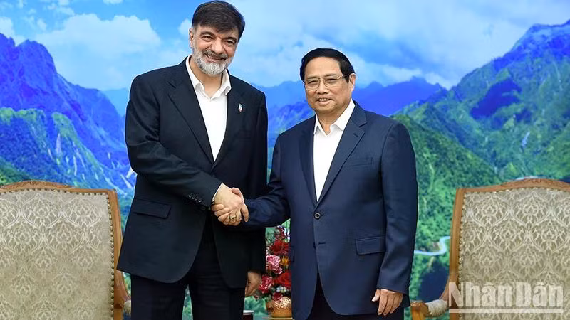 Thủ tướng Phạm Minh Chính (bên phải) tiếp Chuẩn tướng Ahmad Reza Radan, Tư lệnh Bộ Thực thi pháp luật Iran.