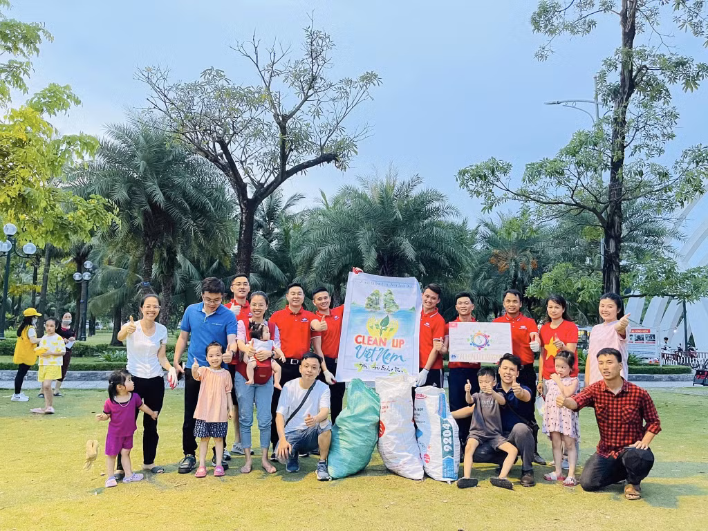 Năm 2023, nhóm "Vì một Hạ Long xanh" đã có những chương trình dọn rác tại công viên hoa Hạ Long (TP Hạ Long). Ảnh nhân vật cung cấp