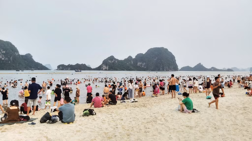 Bãi tắm Hòn Gai luôn thu hút rất đông nhân dân và du khách đến tắm biển, vui chơi dịp hè.
