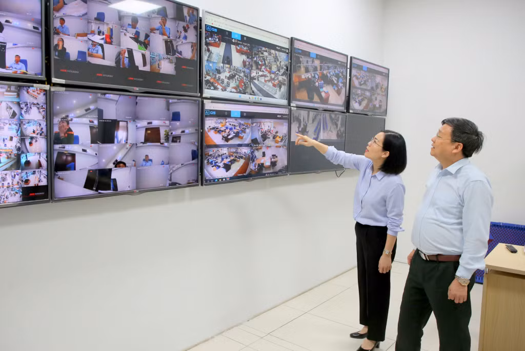 Lãnh đạo Trung tâm Phục vụ HCC tỉnh và Thanh tra tỉnh giám sát hoạt động công vụ qua hệ thống camera. Ảnh: Song Hà