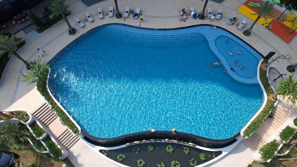 Bể bơi ngoài trời tại Khu nghỉ dưỡng Wyndham Garden Sonasea Vân Đồn là điểm cộng thu hút du khách.
