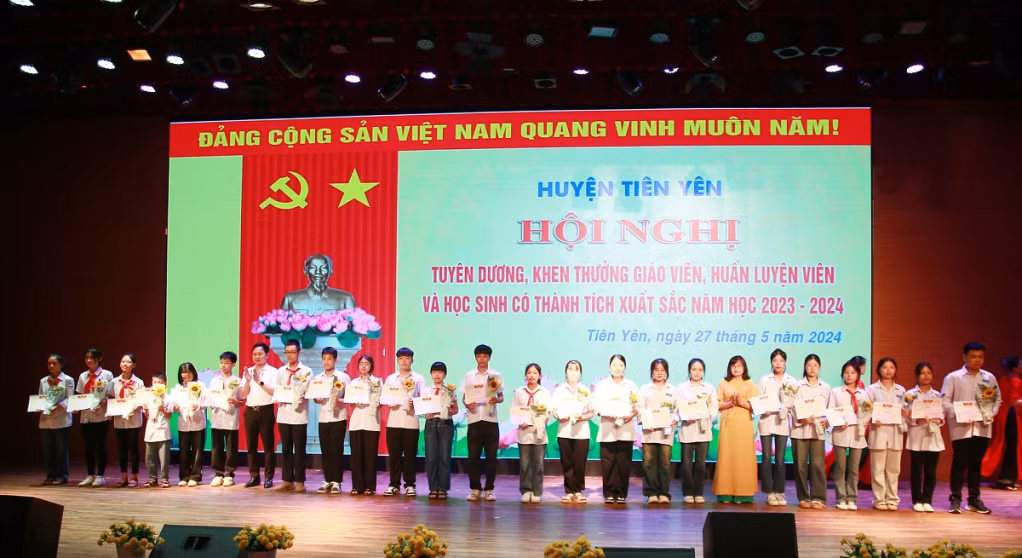 Lãnh đạo huyện Tiên Yên khen thưởng cho các học sinh đạt giải cấp tỉnh, cấp quốc gia năm học 2023 - 2024.