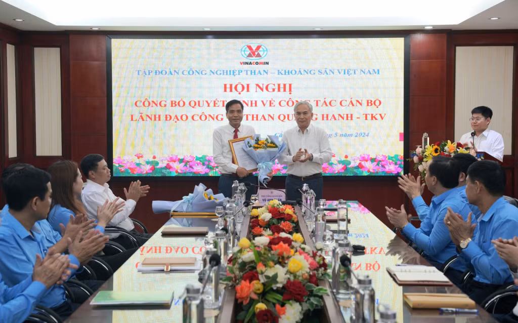 Đồng chí Vũ Anh Tuấn, Ủy viên Ban Thường vụ Tỉnh ủy, Bí thư Đảng ủy Than Quảng Ninh, Phó Tổng giám đốc Tập đoàn trao quyết định điều động và bổ nhiệm đồng chí Nguyễn Thanh Tùng, Phó Trưởng ban An toàn - TKV giữ chức vụ Giám đốc Công ty Than Quang Hanh.