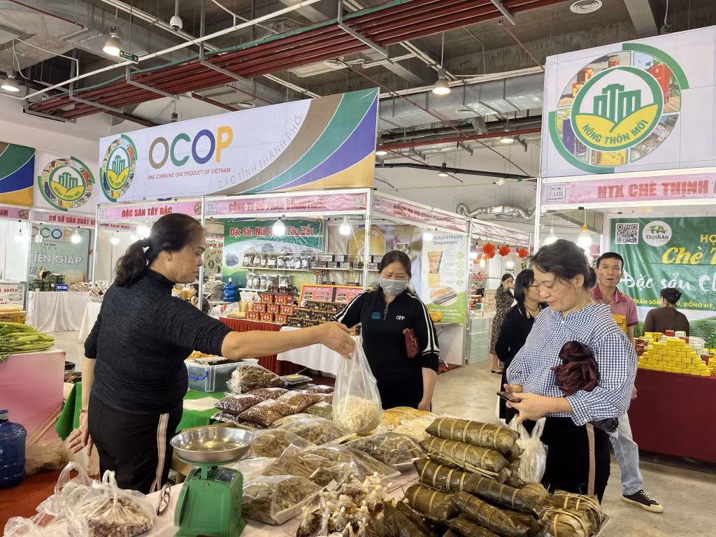 Người dân mua hàng tại Hội chợ OCOP Quảng Ninh - Xuân 2024.