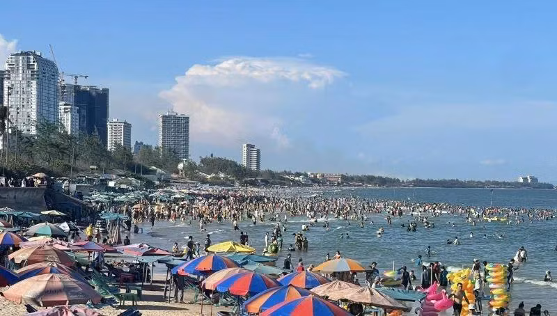 (Ảnh minh họa: Khách du lịch tắm biển tại Bãi Sau, thành phố Vũng Tàu đợt nghỉ Lễ từ 27/4 đến 1/5/2024)