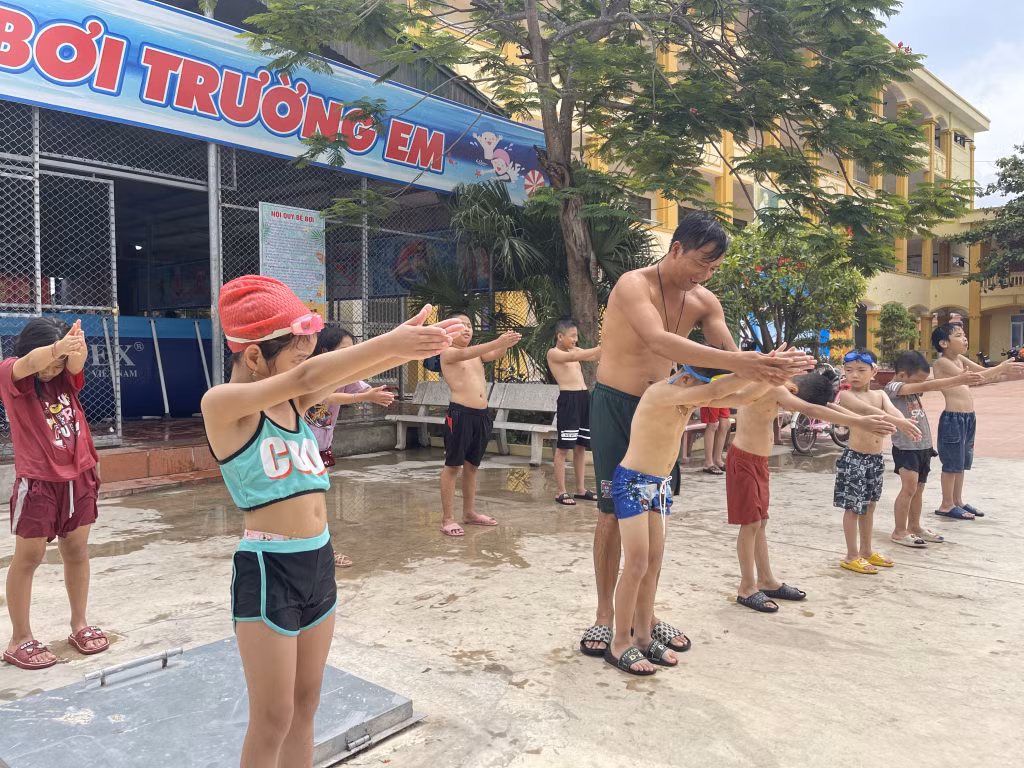 Lớp học bơi ở Trường Tiểu học Phong Hải, TX Quảng Yên.