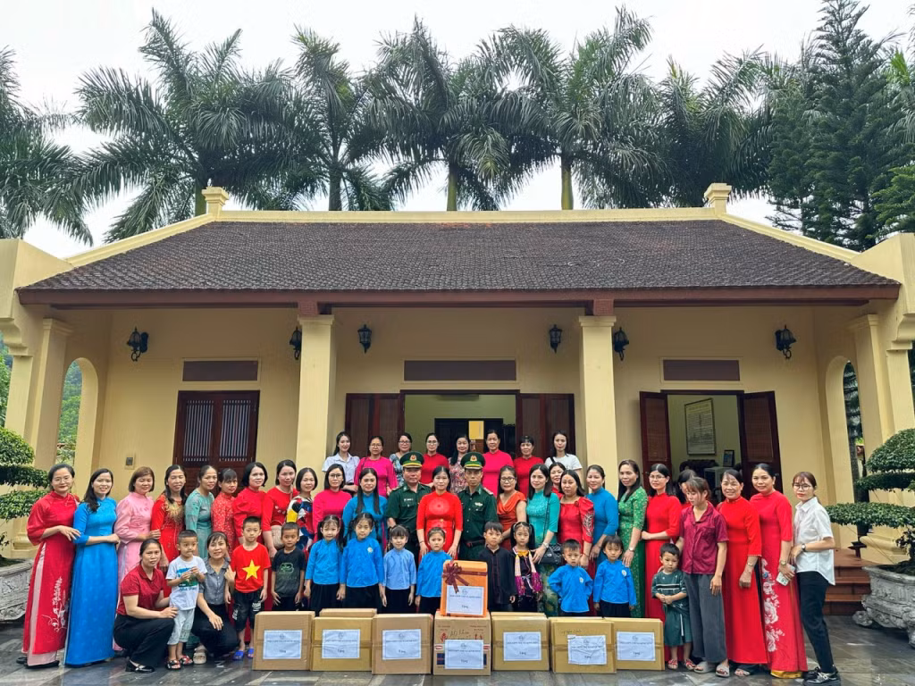 Đoàn thăm, tặng quà cho các cháu học sinh Trường Mầm non Hải Sơn