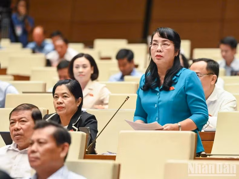 Đại biểu Trần Kim Yến đề xuất cần bổ sung chính sách khuyến khích người muốn sinh con. (Ảnh: DUY LINH)