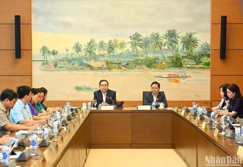 Quang cảnh phiên thảo luận ở Tổ 13. (Ảnh: DUY LINH)