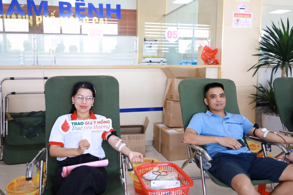 Đông đảo người dân tham gia hiến máu tình nguyện.