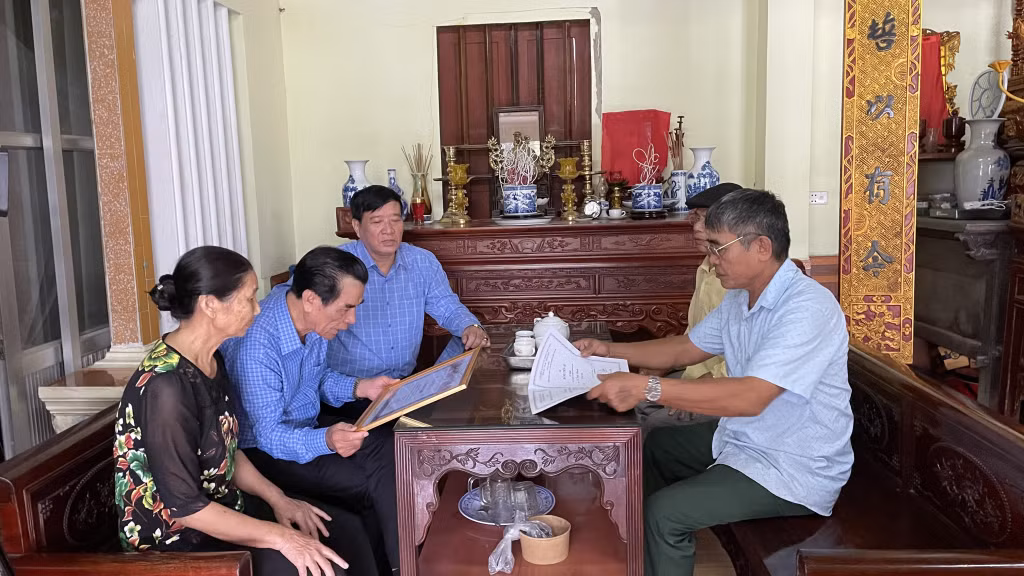 Hội Khuyến học tỉnh thăm gia đình hiếu học tại TX Quảng Yên.