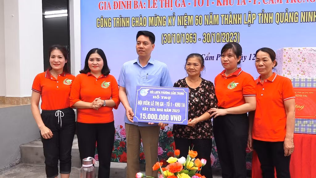 Hội LHPN TP Cẩm Phả hỗ trợ tiền sửa nhà cho hội viên Lê Thị Ga (tổ 1, khu 1A, phường Cẩm Trung).