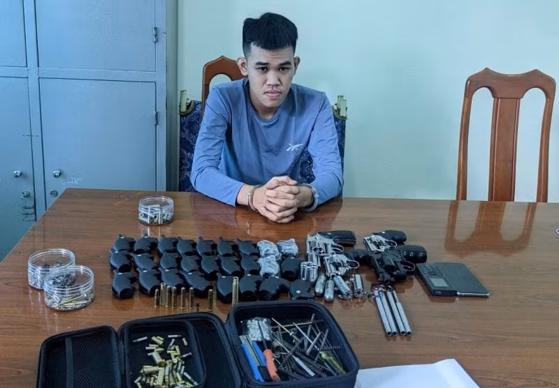 Đối tượng Đinh Văn Hậu cùng tang vật. Ảnh: Trung Tạ