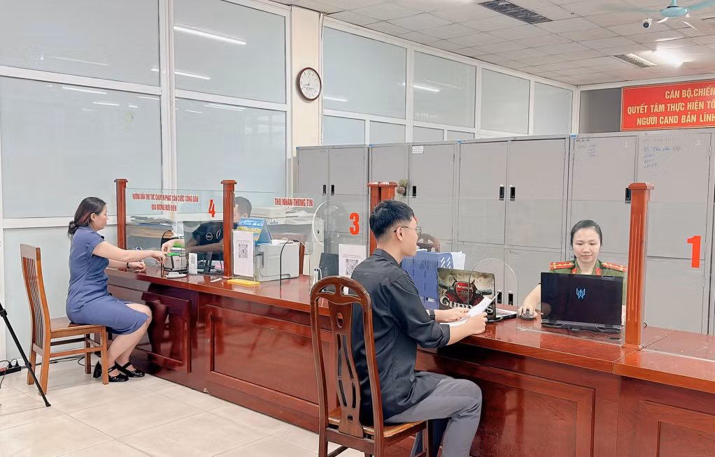 Nữ Cảnh sát Phòng Cảnh sát Quản lý hành chính về TTXH hướng dẫn người dân làm căn cước công dân tại trụ sở Công an tỉnh.