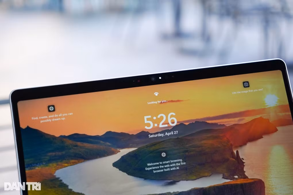 Phần cạnh trên chứa camera trước và hệ thống mở khóa khuôn mặt. Camera trước của Surface Pro 10 được nâng cấp lên độ phân giải 1440p, cho chất lượng sắc nét và màu sắc trung thực. Microsoft cũng tích hợp AI trên hệ thống camera này, giúp người dùng có thể tách khuôn mặt và làm mờ phông nền khi gọi video. Trong khi đó, camera phía sau có độ phân giải 10,5MP, hỗ trợ quay video 4K.
