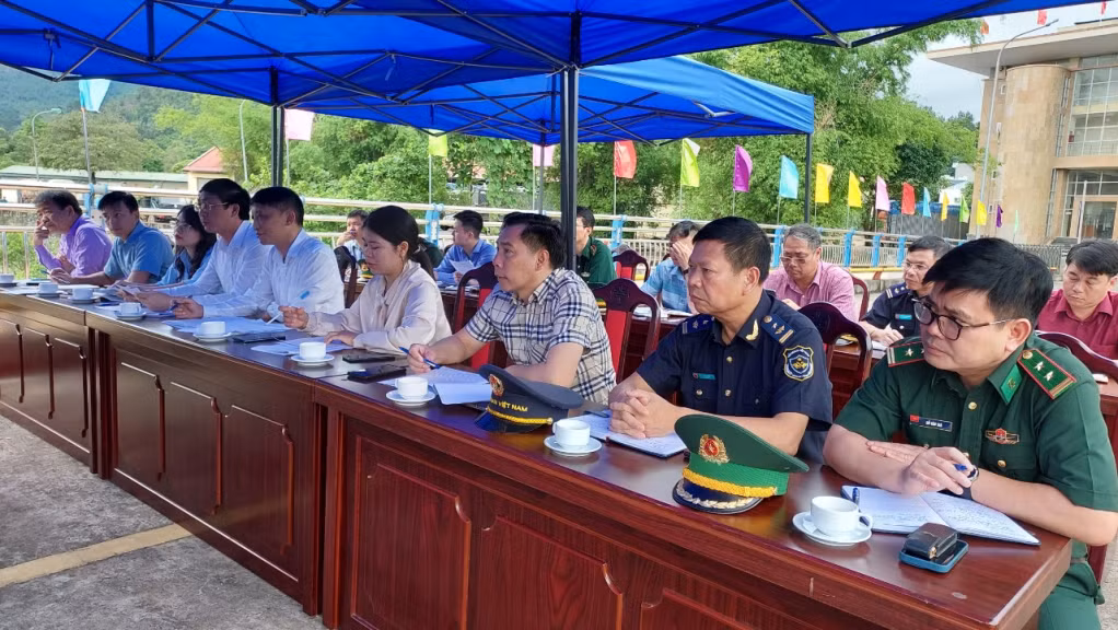 Đoàn đại biểu UBND huyện Bình Liêu và huyện Hải Hà dự.