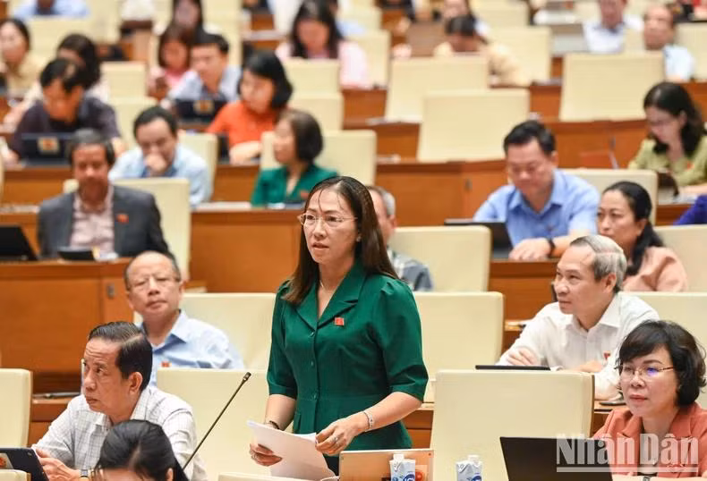 Đại biểu Nguyễn Thị Yến Nhi (Đoàn tỉnh Bến Tre) đề nghị cần nên xem xét, quy định lựa chọn có thể nghỉ tối đa 5 lần, mỗi lần không quá 2 ngày hoặc tăng số lần khám thai lên 9 - 10 lần trong thai kỳ để đảm bảo cho lao động nữ được theo dõi đầy đủ sức khỏe cho thai nhi phát triển tốt. (ẢNH: DUY LINH)