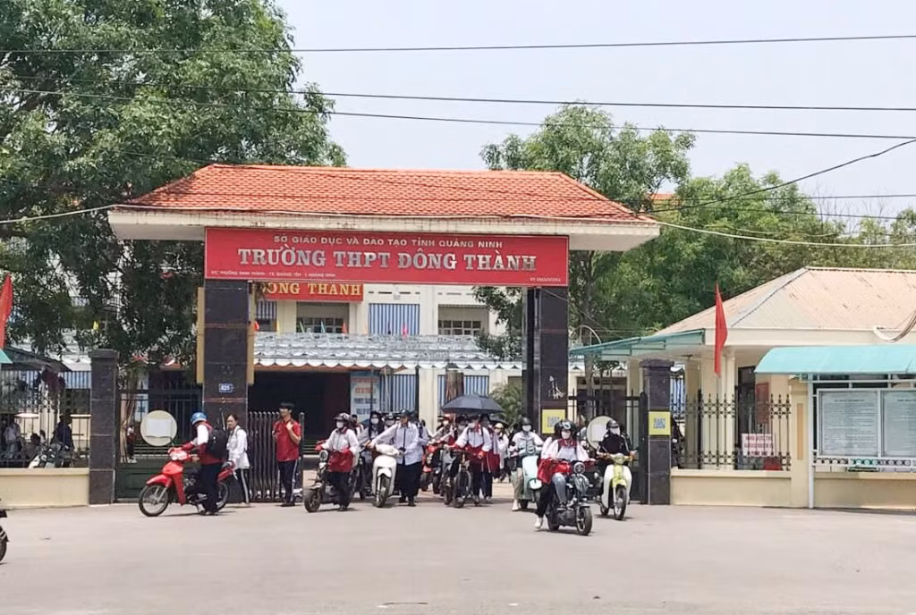 Đa số các em học sinh trường THPT Đông Thành tự di chuyển bằng phương tiện xe gắn máy có dung tích xi lanh dưới 50CC.
