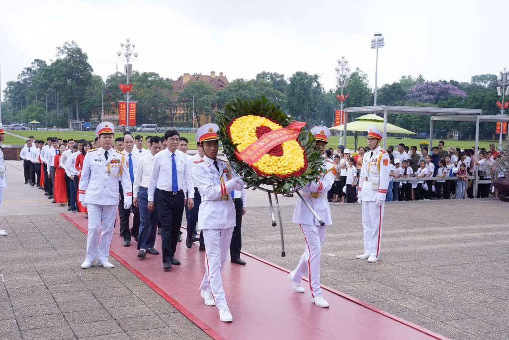 Lãnh đạo Công ty CP Than Vàng Danh cùng với các đảng viên mới vào Lăng viếng Chủ tịch Hồ Chí Minh. Ảnh Phạm Cường- CTV