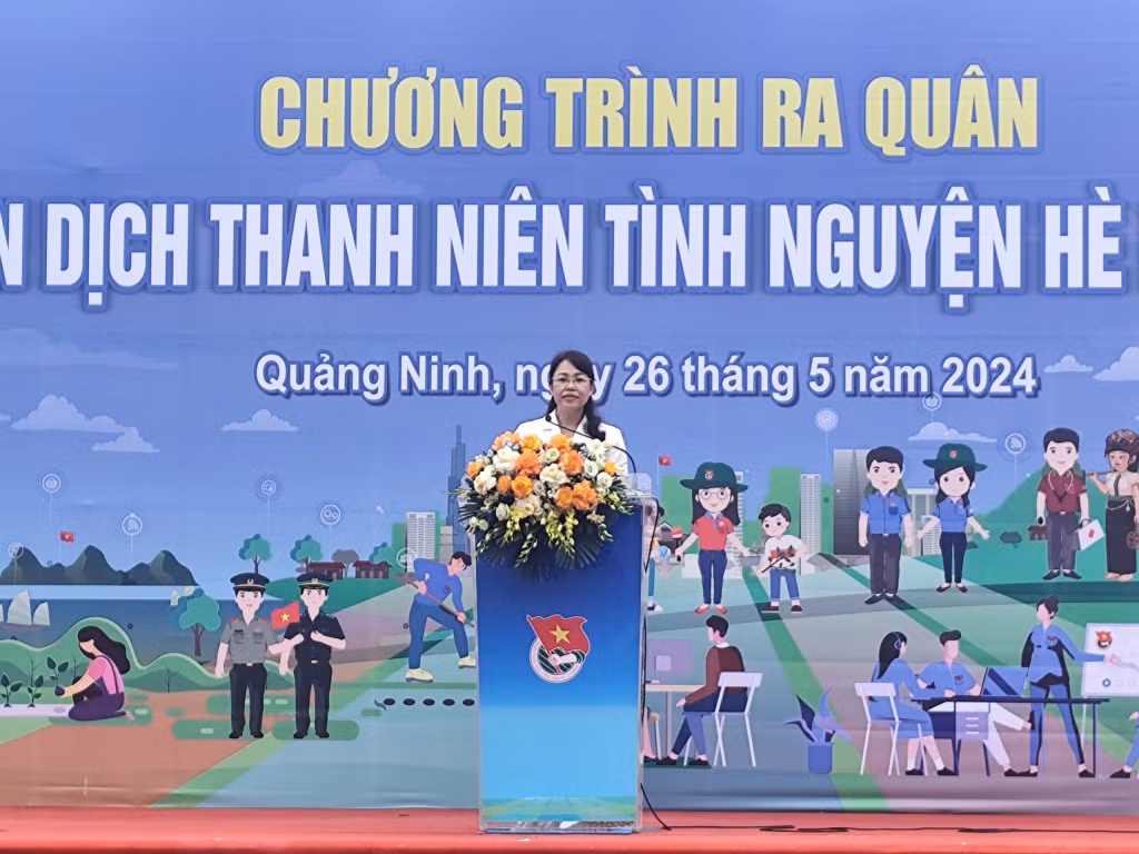Đồng chí Lê Thị Kim Cúc, Phó trưởng Ban Thường trực Ban Dân vận Tỉnh uỷ phát biểu tại chương trình ra quân Chiến dịch Thanh niên tình nguyện hè 2024.