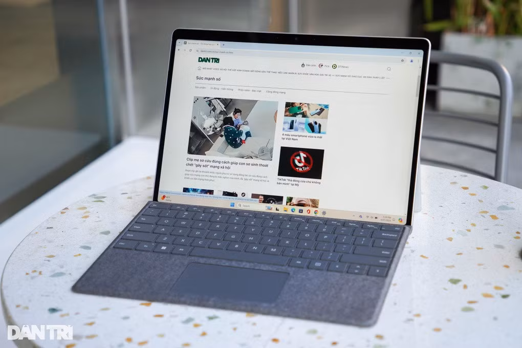 Ngoại hình tổng thể của Surface Pro 10 vẫn được giữ nguyên so với phiên bản tiền nhiệm. Phần mặt lưng được hoàn thiện với bề mặt kim loại nhám, giúp hạn chế bám mồ hôi và dấu vân tay trong quá trình sử dụng. Trong khi đó, các cạnh bên được vát cong nhẹ, mang lại cảm giác cầm khá thoải mái.