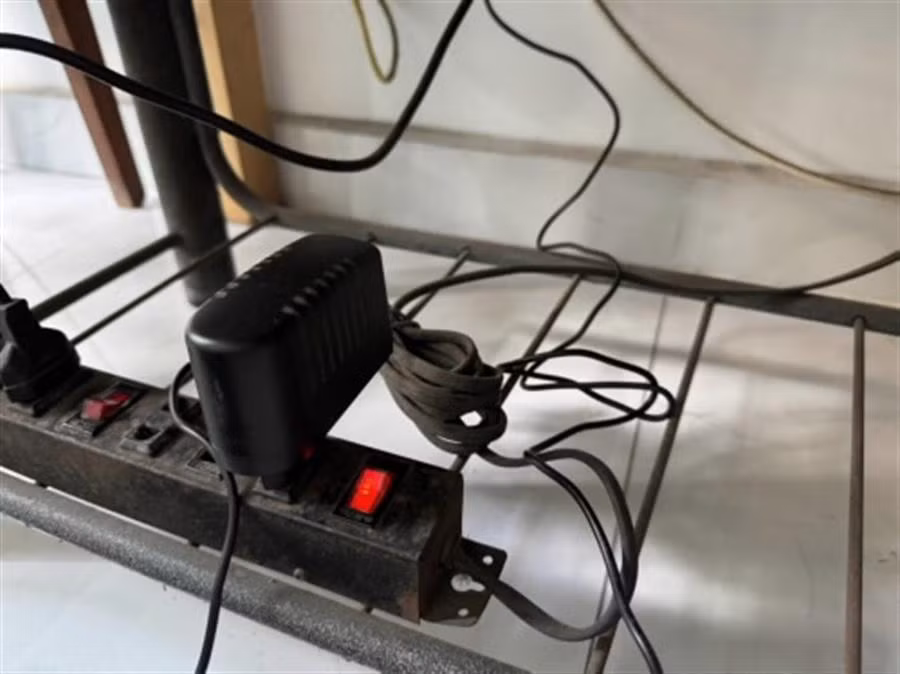 Hình ảnh bộ đổi nguồn dùng để cấp nguồn cho modem truyền hình cáp và Internet của một hộ dân bị lỗi gây ra hiện tượng can nhiễu trên tần số 125 kHz bộ phận thu phát ô tô, xe máy. Ảnh: CTS