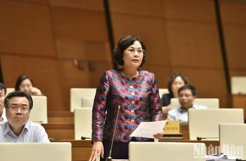 Thống đốc Ngân hàng Nhà nước Việt Nam Nguyễn Thị Hồng phát biểu giải trình, làm rõ một số nội dung đại biểu Quốc hội nêu tại phiên họp. (Ảnh: ĐĂNG KHOA)