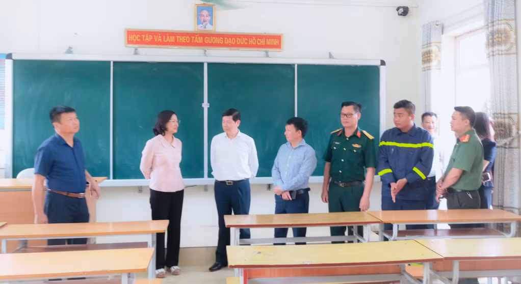 Đồng chí Bùi Thúy Phượng, Trưởng Ban Tổ chức Tỉnh ủy, kiểm tra công tác chuẩn bị tuyển sinh vào lớp 10 và Kỳ thi tốt nghiệp THPT năm 2024 tại Ba Chẽ.