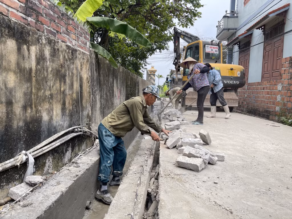 Người dân xã Tiền An (TX Quảng Yên) góp công xây dựng lại tuyến mương trong khu dân cư, góp phần xây dựng NTM, đô thị văn minh.