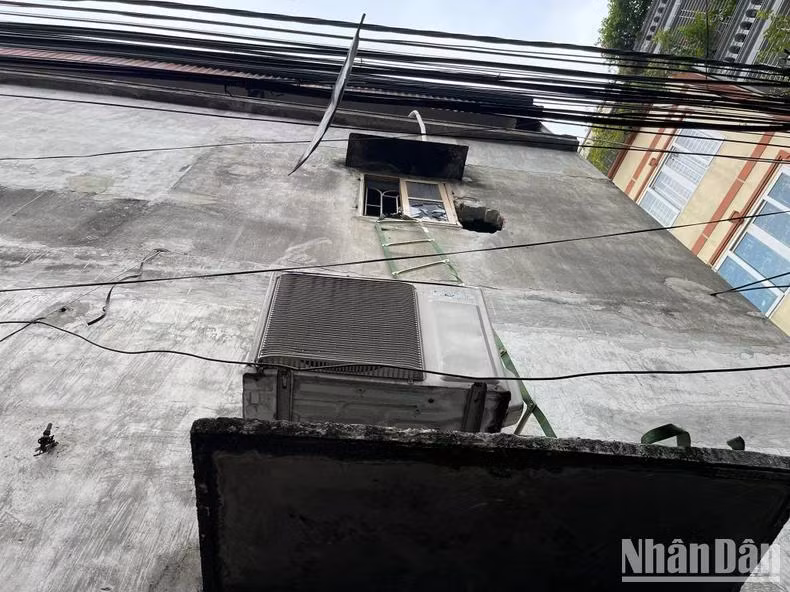 Khu vực người dân dùng búa phá thủng tường để giải cứu 3 nạn nhân ra ngoài.