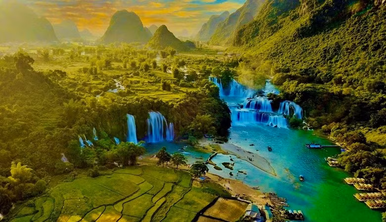 Thác Bản Giốc nằm ở xã Đàm Thủy, huyện Trùng Khánh, tỉnh Cao Bằng, Việt Nam. Ảnh: Công Đạt