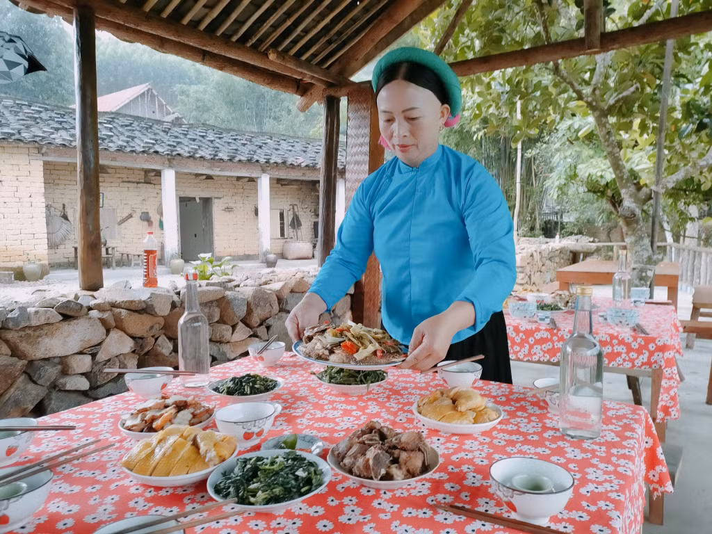 Chị Nình Móc Mui, vợ anh Nình A Lộc đang chuẩn bị bữa ăn truyền thống cho du khách.