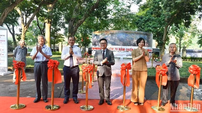 Lễ cắt băng khai mạc triển lãm. (Ảnh: ĐĂNG KHOA)