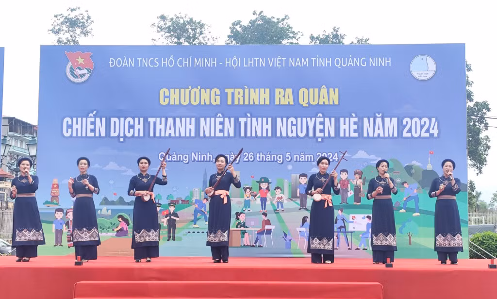 Tiết mục hát then của người dân tộc Tày tại Chương trình ra quân.