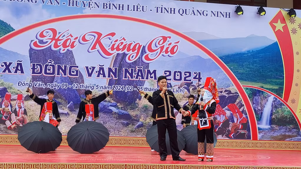 Tiết mục hát Pả Dung được trình diễn trong Ngày hội.
