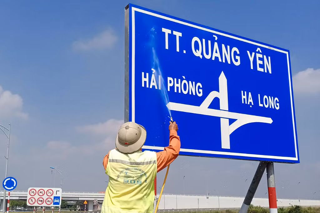 Vệ sinh biển báo trên cao tốc Hạ Long - Hải Phòng.