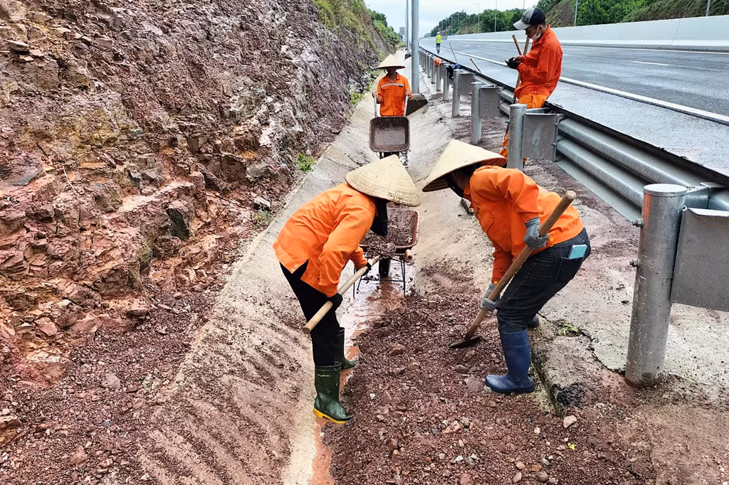Công ty CP BOT Biên Cương thi công xúc dọn, nạo vét hệ thống rãnh dọc trên cao tốc Vân Đồn - Móng Cái.