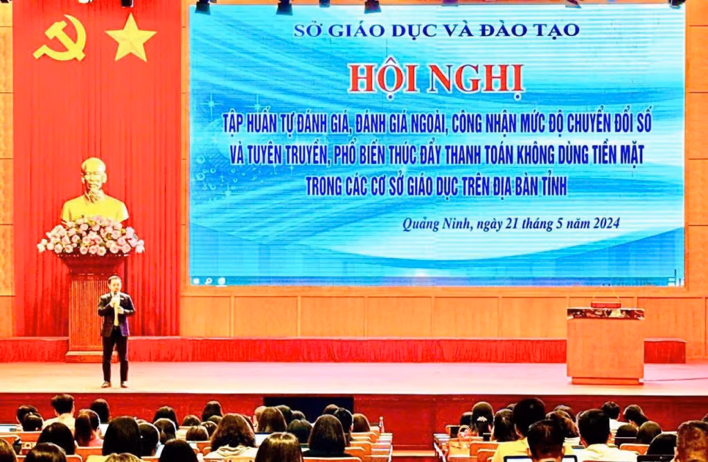 Đại diện Ngân hàng TMCP Nam Á chi nhánh Quảng Ninh đã trình bày giải pháp thanh toán không tiền mặt cùng các tiện ích, ưu đãi vượt trội đến các cơ sở giáo dục trên địa bàn toàn tỉnh Quảng Ninh.