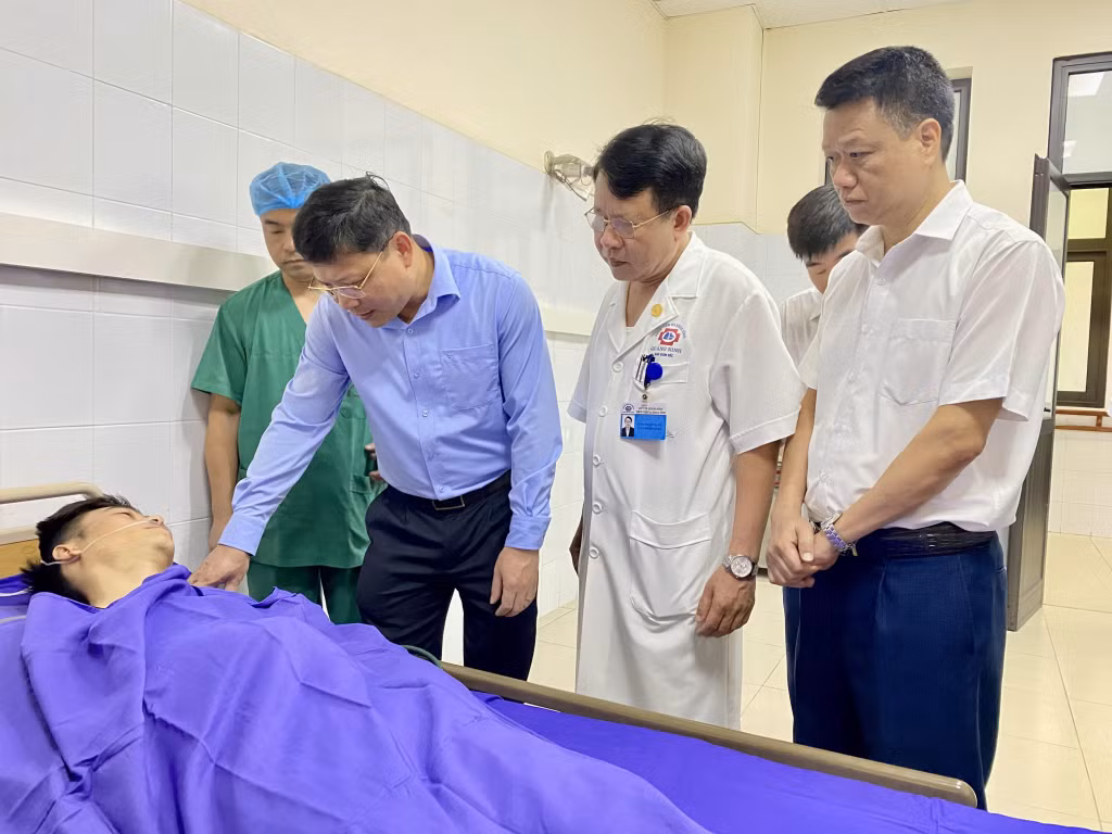 Đồng chí Nghiêm Xuân Cường, Phó Chủ tịch UBND tỉnh thăm hỏi, động viên công nhân bị thương do tai nạn lao động tại Công ty Than Quang Hanh.