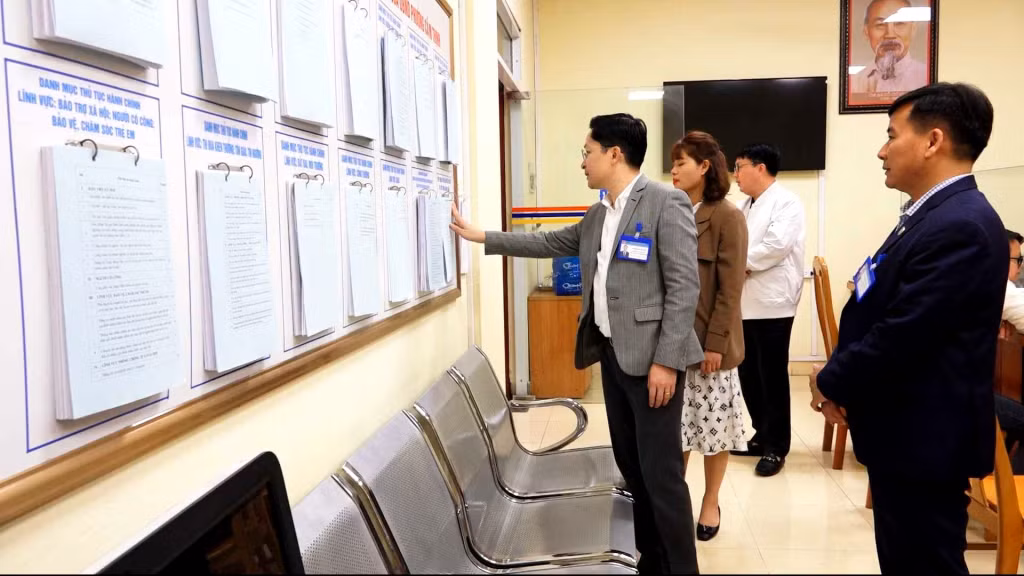 Lãnh đạo UBND TP Cẩm Phả kiểm tra kỷ luật, kỷ cương hành chính tại Trung tâm Hành chính công thành phố (tháng 2/2024).
