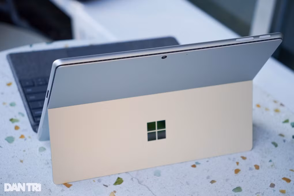 Cạnh phải chỉ có duy nhất cổng sạc Surface Connect, trong khi phím nguồn và phím tăng giảm âm lượng được bố trí ở cạnh trên. Khe tản nhiệt cũng được bố trí xung quanh thân máy tương tự phiên bản tiền nhiệm.