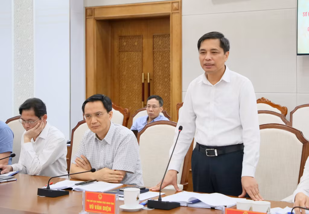 Đại diện lãnh đạo UBND tỉnh tham gia ý kiến tại hội nghị.